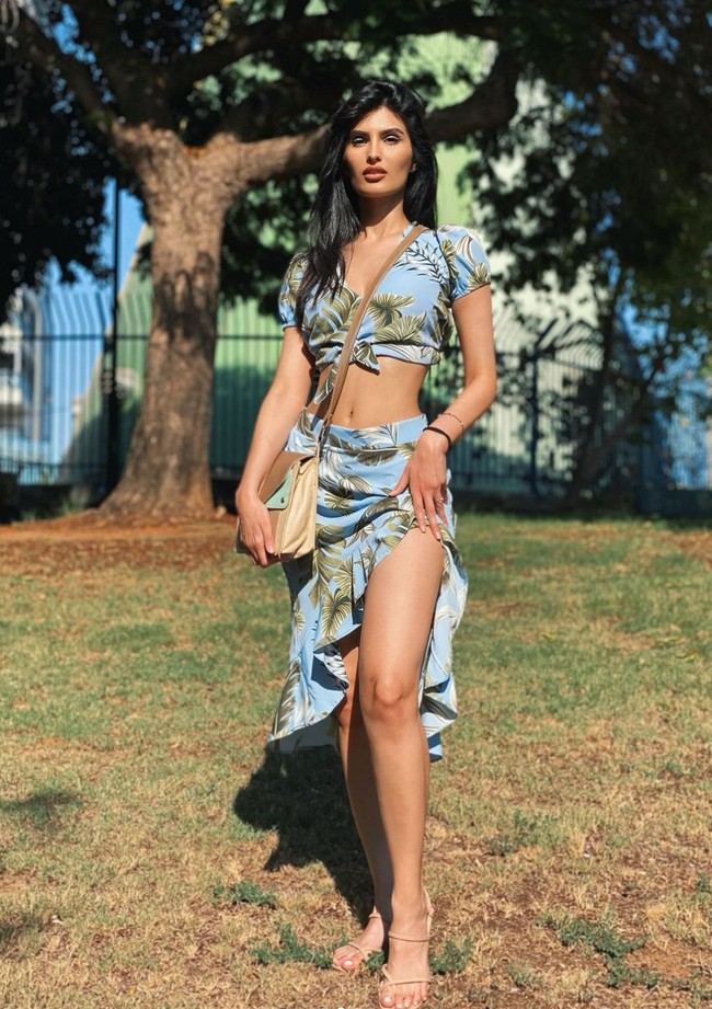 Irontech Dolls, nama perusahaan tersebut, dituding telah memproduksi boneka seks yang sangat mirip dirinya. Bahkan boneka tersebut mempunyai tahi lalat di bawah bibir seperti Yael. Foto: Instagram/@yael1c