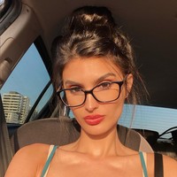 Boneka seks itu juga diberi nama yang sama dengannya, yakni ‘Yael’ dan digambarkan memiliki rambut berwarna gelap, memakai kacamata dan lipstik merah. Foto: Instagram/@yael1c