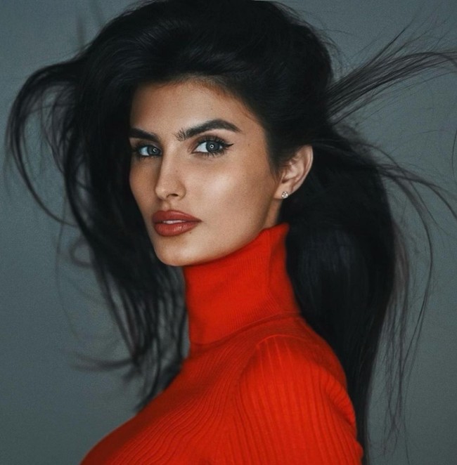 Yael Cohen Aris merupakan model sekaligus selebgram Israel dengan 1,1 juta follower di Instagram. Ia mengklaim perusahaan asal China telah menggunakan identitasnya tanpa izin untuk pembuatan boneka seks. Foto: Instagram/@yael1c