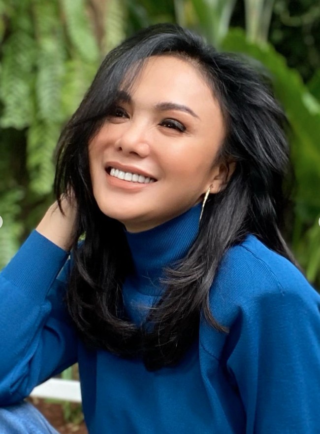 Melalui akun Instagram pribadinya, Yuni Shara tampak mengunggah beberapa foto-foto penampilan barunya. Diguntingin, diblowin & difotoin MakBorah @ramli_chaniago ... Dankjewel, tulis keterangan unggahan tersebut. Foto: Instagram/@yunishara36