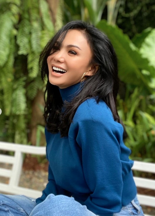 Dalam foto-foto unggahannya itu terlihat Yuni Shara mengenakan kaos lengan panjang turtle neck berwarna biru yang dipadukan dengan celana jeans. Jika biasanya rambut Yuni panjangnya selalu di atas bahu, maka kali ini rambutnya tampak lebih panjang hingga di bawah bahu. Foto: Instagram/@yunishara36