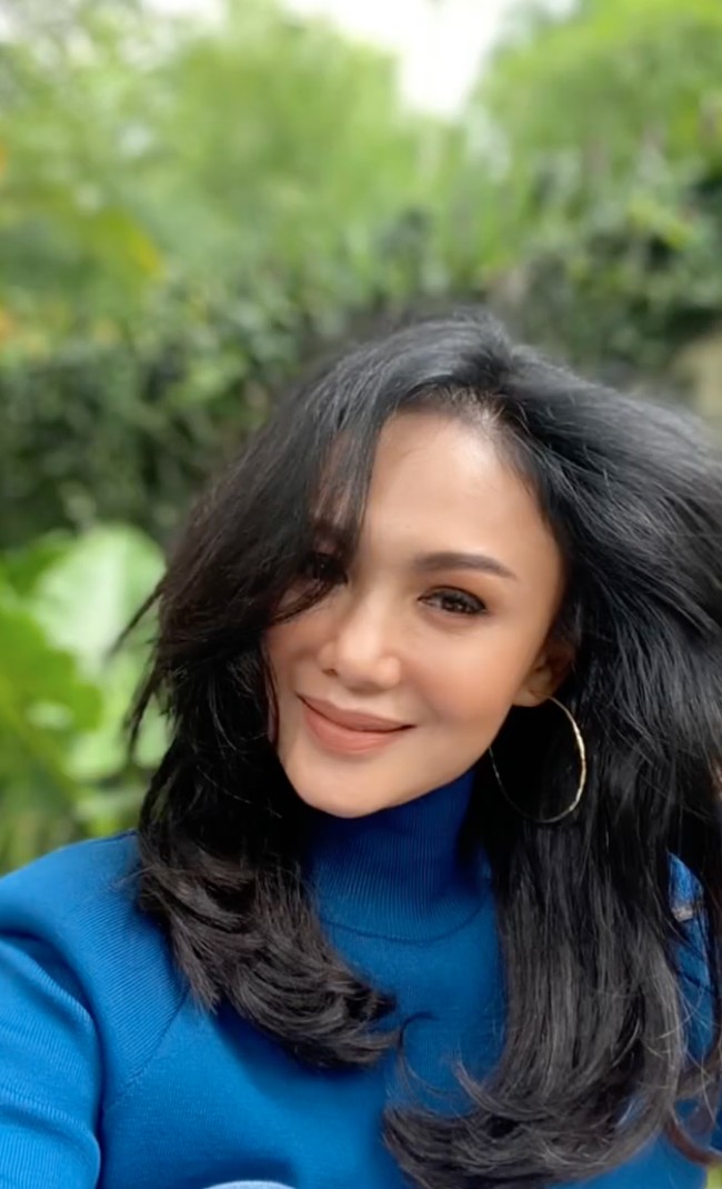 Tak hanya mengunggah beberapa foto, Yuni juga mengunggah sebuah video di akun Instagram pribadinya yang memperlihatkan penampilan barunya itu. Hingga saat ini unggahan Yuni itu telah disukai oleh ribuan pengguna Instagram dan memperoleh beragam komentar. Tak sedikit yang memuji gaya rambut baru Yuni Shara. Foto: Instagram/@yunishara36