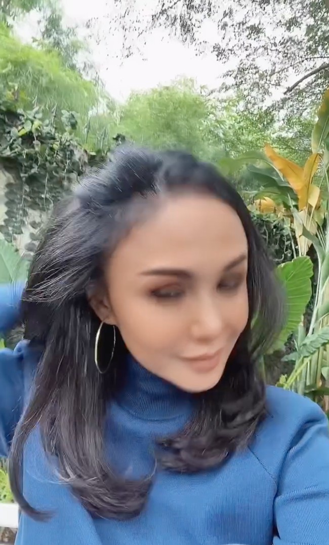 Banyak netizen yang menyebut penampilan Yuni terlihat semakin cantik dan ayu. Tambah Ayu mbak Yuni, komentar salah seorang netizen. Aduh cantik e dgn model rambut panjang ni, komentar netizen lainnya. Foto: Instagram/@yunishara36