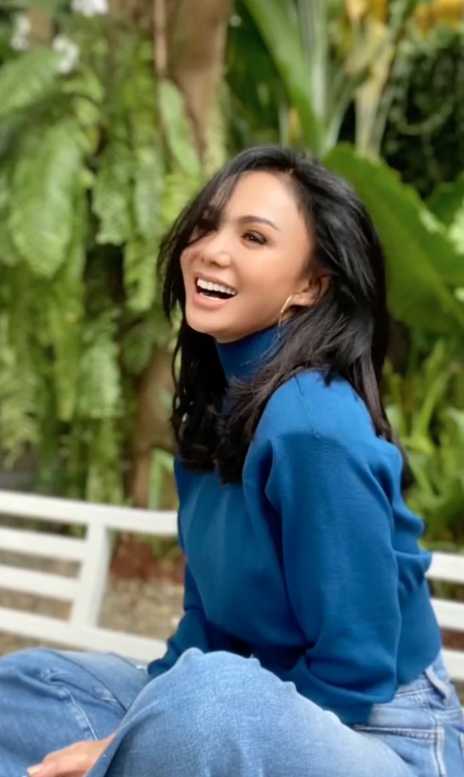 Tak hanya perubahan gaya rambut, wajah Yuni Shara pun tampak disorot netizen. Walaupun sudah berada di usia yang tak muda lagi, namun Yuni Shara masih terlihat awet muda. Arti sebenarnya dari... Apa itu menua, komentar salah seorang netizen. Foto: Instagram/@yunishara36