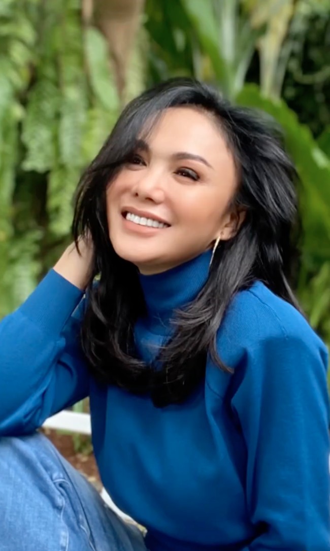 Yuni Shara dan Raffi Ahmad pernah menjalin asmara selama empat tahun. Perbedaan usia yang terpaut 15 tahun tak membuat keduanya enggan memperlihatkan kemesraan di depan publik kala itu. Sempat break, mereka memutuskan putus dan kini telah menjalani kehidupan rumah tangga masing-masing. Foto: Instagram/@yunishara36