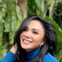 Yuni Shara dan Raffi Ahmad pernah menjalin asmara selama empat tahun. Perbedaan usia yang terpaut 15 tahun tak membuat keduanya enggan memperlihatkan kemesraan di depan publik kala itu. Sempat break, mereka memutuskan putus dan kini telah menjalani kehidupan rumah tangga masing-masing. Foto: Instagram/@yunishara36