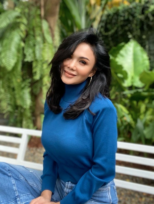 Yuni Shara menjadi salah satu selebriti yang juga dikenal karena gaya rambut pendeknya. Baru-baru ini penampilan Yuni Shara terlihat sedikit berubah. Rambutnya yang biasanya pendek kini terlihat lebih panjang. Foto: Instagram/@yunishara36