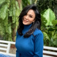 Yuni Shara menjadi salah satu selebriti yang juga dikenal karena gaya rambut pendeknya. Baru-baru ini penampilan Yuni Shara terlihat sedikit berubah. Rambutnya yang biasanya pendek kini terlihat lebih panjang. Foto: Instagram/@yunishara36