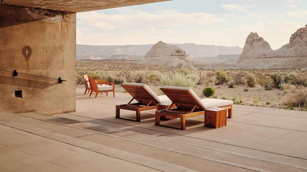 Setiap suitenya memiliki lounge outdoor dan perapian dengan pemandangan gurun yang luas! (Amangiri Resort) Setiap suitenya memiliki lounge outdoor dan perapian dengan pemandangan gurun yang luas! (Amangiri Resort)