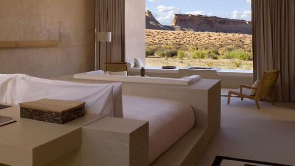 Ada berbagai pilihan penginapan untuk wisatawan. Pertama, Suite dengan desain meliputi lantai batu putih dan dinding beton  (Amangiri Resort)