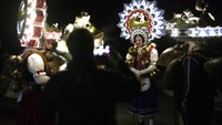 Dengan berkostum New Years Clauses, warga desa memperingati tahun baru masehi dengan keliling desa, menembus dinginnya udara Swiss, (13/1/2022). Mereka merayakan tahun baru 2022 yang jatuh besok, 14 Januari.