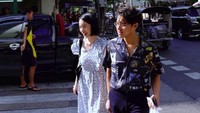Momen Ardhito Pramono dan Jeanneta Sanfadelia jalan-jalan. Foto: dok. Instagram