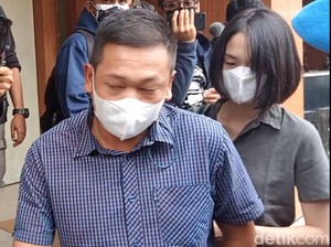 Ardhito Pramono Dijenguk Istri, Kapan Nikahnya?