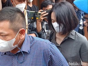 Momen Istri Jenguk Ardhito Pramono ke Polres Jakbar