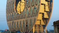 Gedung berbentuk uang koin raksasa ini terletak di Guangzhou di China. Foto: Dok. Brightside