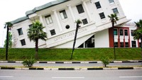 Bukan, gedungnya bukan korban bencana alam. Memang sengaja dibuat seperti ini. Foto: Dok. Brightside