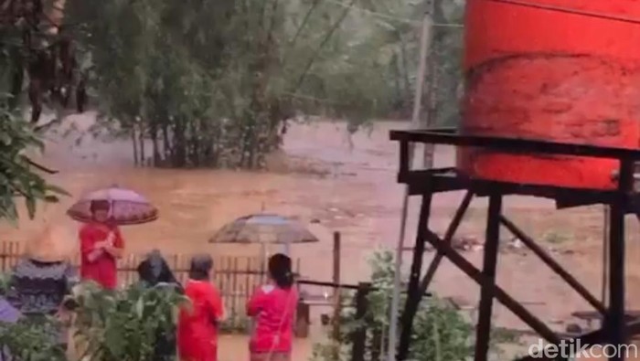 Banjir bandang terjadi di Kecamatan Selaawi, Kabupaten Garut pada Kamis (13/1/2022) petang.