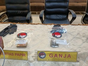 Polisi Pamerkan Barang Bukti Penangkapan Ardhito Pramono: Ganja hingga Papir