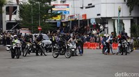 Tim patroli dengan sigap mendatangi lokasi tawuran menggunakan sepeda motor. Mereka pun langsung membubarkan aksi tawuran tersebut.