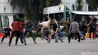 Tim Patroli Perintis Presisi melakukan simulasi pembubaran tawuran warga usai diresmikan di lapangan Polda Metro Jaya, Jakarta, Kamis (13/1/2021).