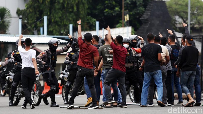 Baru Diresmikan, Ini Aksi Tim Patroli Perintis Bubarkan Tawuran Tim Patroli Perintis Presisi Polda Metro Jaya dibekali dengan kemampuan teknis hingga taktis dalam melaksanakan tugas. Ini dia salah satu aksi tim patroli.