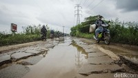 Para pengendara harus berhati-hati, sebab jalan tersebut berbatasan langsung dengan kali besar di sampingnya.