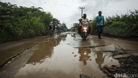 Jalan yang telah rusak bertahun-tahun ini belum juga diperbaiki.