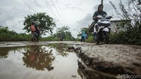 Kedalaman lubang sangat membahayakan bagi para pengendara yang melintas.
