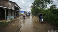 Terlebih saat musim hujan, lubang-lubang jalan tersebut dipenuhi dengan air.