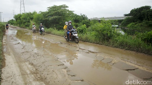 Begini Parahnya Jalan Rusak di Cibitung, Bekasi