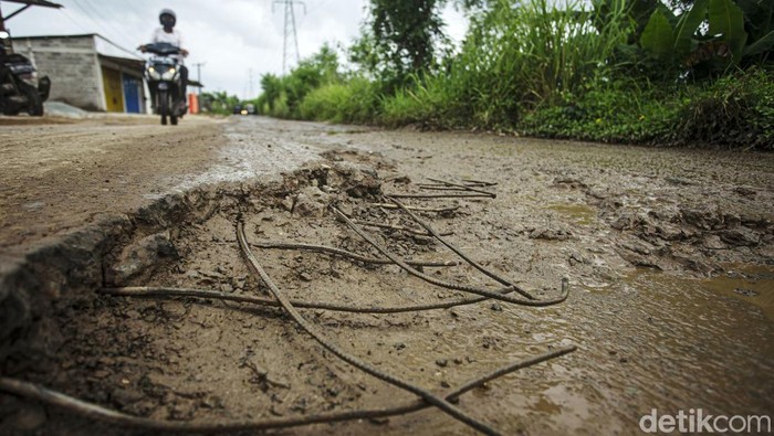 Begini Parahnya Jalan Rusak di Kabupaten Bekasi Sejumlah kendaraan melintas di Jalan Raya Kali CBL, Cibitung, Kabupaten Bekasi, Kamis (13/1/2022).