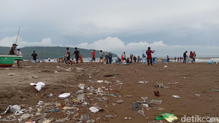 Beragam macam sampah berserakan di tepi pantai barat Pangandaran. Sampah ini menganggu kenyamanan aktivitas wisatawan di sana.