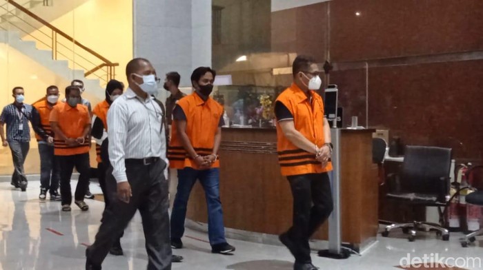 Bupati Penajam Paser Utara, Kalimantan Timur, Abdul Gafur Masud (memakai masker hitam di baris depan)
