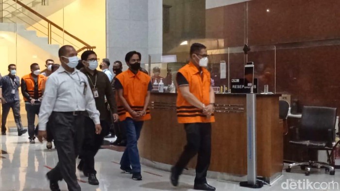 Bupati Penajam Paser Utara, Kalimantan Timur, Abdul Gafur Masud (memakai masker hitam di baris depan)