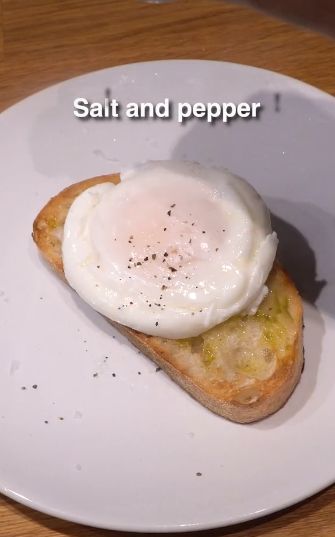 Cara Membuat Poached Egg Sempurna dalam Cangkir