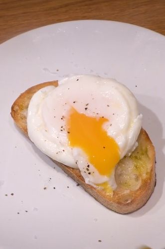 Cara Membuat Poached Egg Sempurna dalam Cangkir