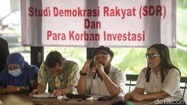 Sejumlah warga yang tergabung dalam Studi Demokrasi Rakyat (SDR) dan para korban investasi menggelar konferensi pers soal Ustaz Yusuf Mansur.