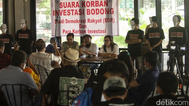 Sejumlah warga yang tergabung dalam Studi Demokrasi Rakyat (SDR) dan para korban investasi menggelar konferensi pers soal Ustaz Yusuf Mansur.