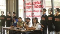 Pada saat itu jemaah diajak meninjau lokasi tambang oleh Direktur Utama, pulang dari lokasi para jemaah diajak untuk berinvestasi.
