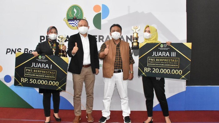 Dua PNS di Kabupaten Sumedang diganjar penghargaan oleh Gubernur Jawa Barat Ridwan Kamil dalam ajang employee of the month 2022. Keduanya masing-masing meraih penghargaan dalam Ketegori Inovatif dan Kategori The Future Leader.