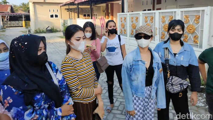 Emak-emak menggeruduk rumah admin arisan online yang diduga melakukan penipuan di Asahan, Sumut.