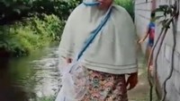 Es teh jumbo itu bukan hanya dikemas menggunakan plastik, ada juga yang menggunakan toples berukuran besar seperti yang dilakukan pada pengguna TikTok ini Foto: TikTok