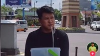 Tak mau ketinggalan, tiga wanita ini pun ikut memparodikan. Masing-masing siap dengan minumannya jumbonya. Foto: TikTok