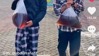 Bukan hanya es teh saja, ada juga pengguna TikTok yang membuat minuman jumbo menggunakan varian rasa lainnya. Seperti yang dilakukan oleh pengguna TikTok ini. Foto: TikTok
