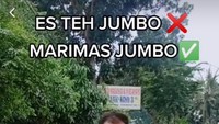 Meskipun tak punya plastik berukuran jumbo, tak membuat lelaki ini kehilangan akal. Ia lantas menarik plastik hingga panjang, baru kemudian diisi dengan es teh. Foto: TikTok