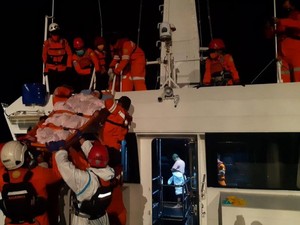 Jatuh ke Geladak Saat Berlayar, ABK WN China Dievakuasi ke RSUZA Aceh