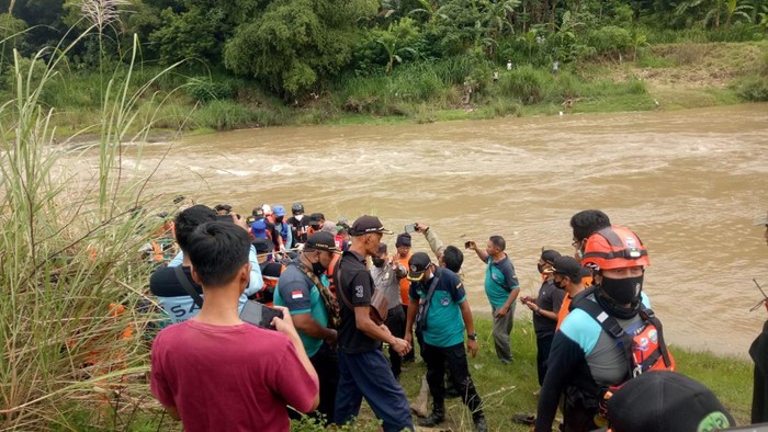 Evakuasi jasad Ngatijan (71) yang sempat hilang di Sungai Celeng, Bantul, Kamis (13/1/2022).