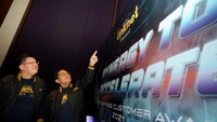 Presiden direktur dan CEO PT Link Net Tbk Marlo Budiman bersama Director of Enterprise Sales Agung Satya Wiguna, menunjuk logo baru yang diluncurkan, di Jakarta, Kamis (13/1/2022).