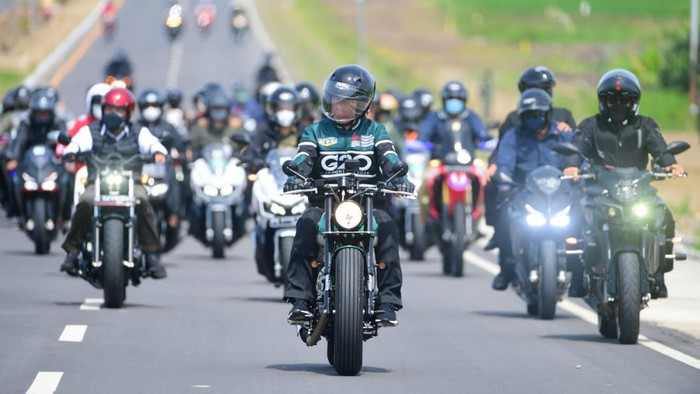 Gaya Jokowi Geber Motor Kustom Jajal Bypass BIL-Mandalika Presiden Joko Widodo menjajal jalan bypass dari Bandara Internasional Lombok Zainuddin Abdul Majid menuju Kawasan Ekonomi Khusus (KEK) Mandalika, Kabupaten Lombok Tengah, Provinsi Nusa Tenggara Barat, Kamis, (13/1/2022). Sepanjang perjalanan, Presiden meninjau pembenahan jalan dan penataan sejumlah fasilitas antara lain di Bundaran Bypass, Bukit Jokowi, hingga Bundaran Sunggung.