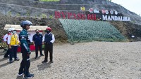 Jokowi pun berharap agar pembenahan dan penataan fasilitas dapat terselesaikan secepatnya, sehingga para tamu dan penonton dapat menikmati keindahan di sepanjang jalan ketika gelaran MotoGP berlangsung. Pool/Biro Setpres